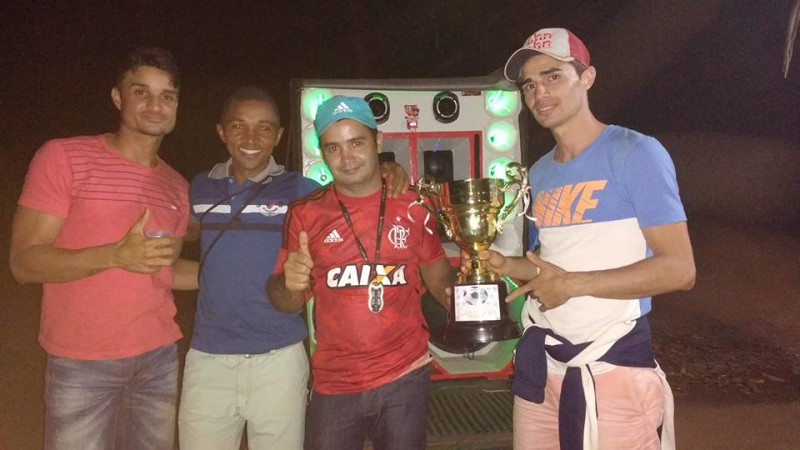 Na foto de camisa vermelha (caixa) Andrade Ferreira nosso correspondente em Sucupira e Mirador