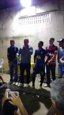 vice-prefeito de Mirador Rony parabenizando os jogadores. à sua direita de camisa listrada Marcony prefeito de Sucupira do Norte.
