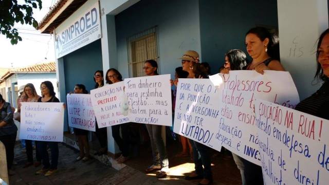 Professores em frente ao sindicato da classe.