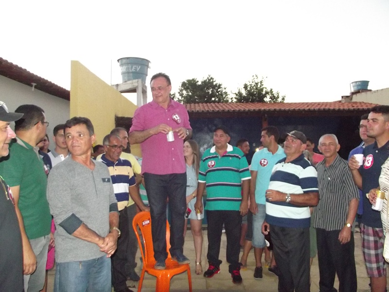 Dr. Zequinha sem medo de cair discursa com segurança convocando as pessoas a trabalharem em apoio ao pré-candidato Zé Hélio.