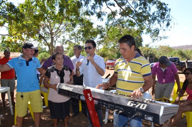 Tom Cleber e Manoel nos teclados dedicando música para Dona Raimunda.