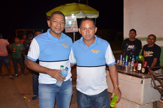 O locutor André Alves e o organizador do show Chiquinho Paraibano. Foto:Lasan.