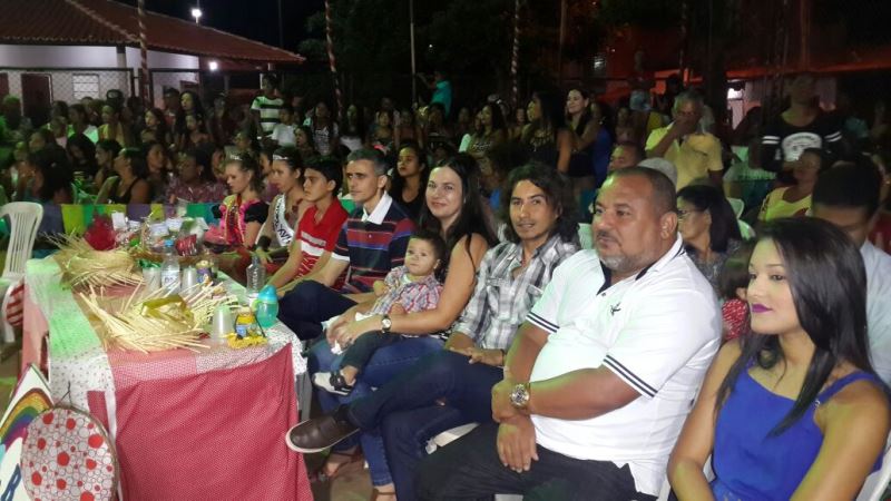 Prefeito Marcony com seu filho João Vitor, a vice prefeita Liliane, o empresário João Costa e Valdeniso Alves ((pres. local do PCdoB) e sua filhaIngled Alves.