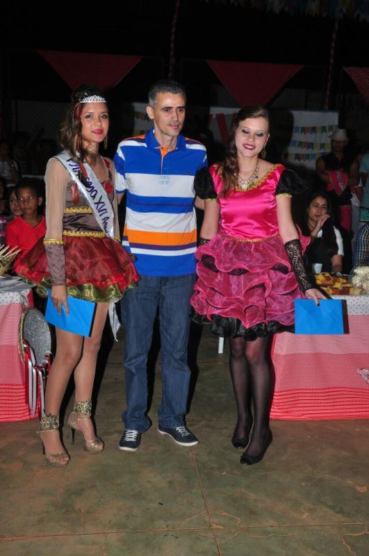 Rainha e Princesa do Arraiá com o prefeito Marcony.