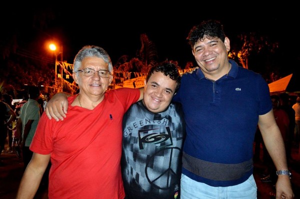 Zé Mário, (?) e Dr. Alexandre. Cada um para seu lado. Foto: FanpageZéMario.