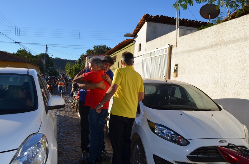 Uma imagem de deocracia, adversários se abraçando. Foto:Leo Lasan