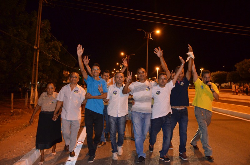 Vereador Cidielson (azul) com pais e irmãos e eleitores em caminhada de sua casa até o comitê. Foto:Lasan