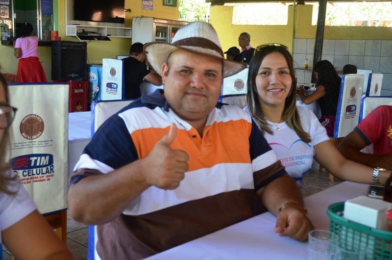 Almiran e esposa durante evento.