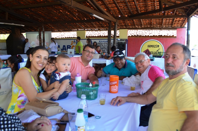 Caroline e Daniel Veloso com médicos.