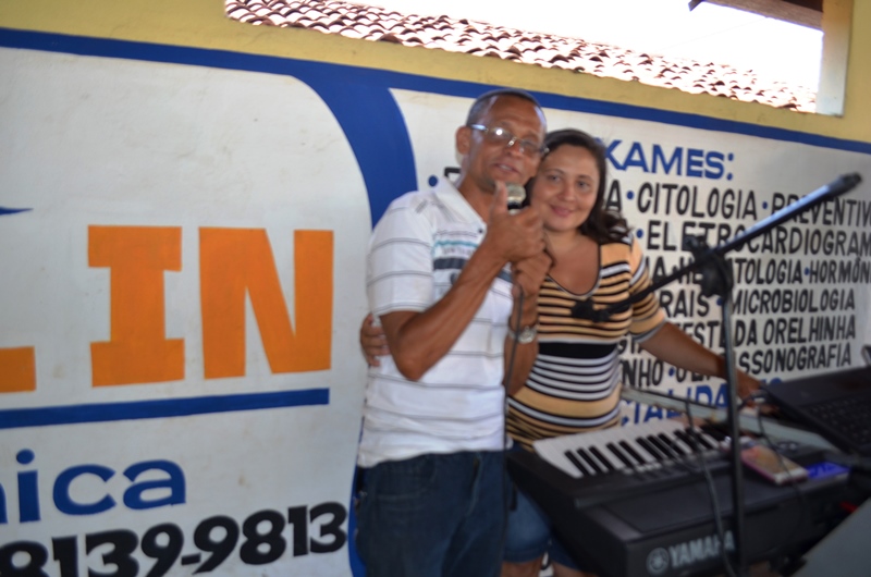 Os cantores maguila e Polliana Soares, voluntários na Campanha.