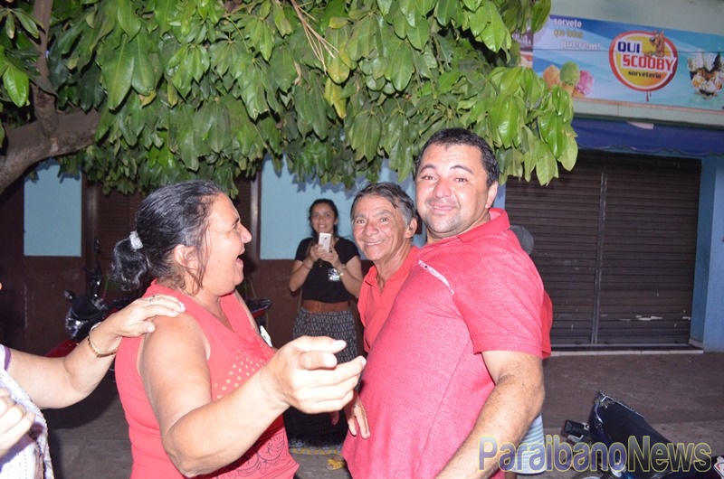 Eleitor emocionado após a vitória de Zé Hélio.