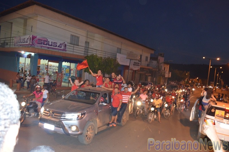 Zé Hélio a frente da carreata dirigindo o veículo. 