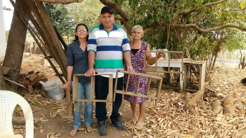 Foto: A esposa Dilma, Zé Hélio e uma tia, no local onde Zé Hélio na juventude fazia tijolos e alvenarias. Foto:Paraibanonews.