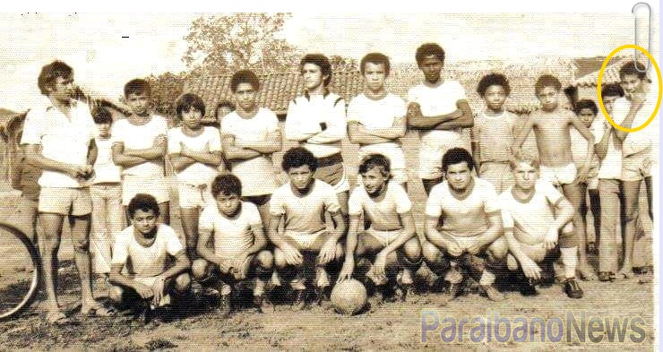 Zé Hélio no destaque da foto nos idos 80 quando jogava bola. Aqui ainda torcedor do time do Dinizinho filho do ex-prefeito de Paraibano Antonio Diniz. FotoArquivo Leo Lasan.