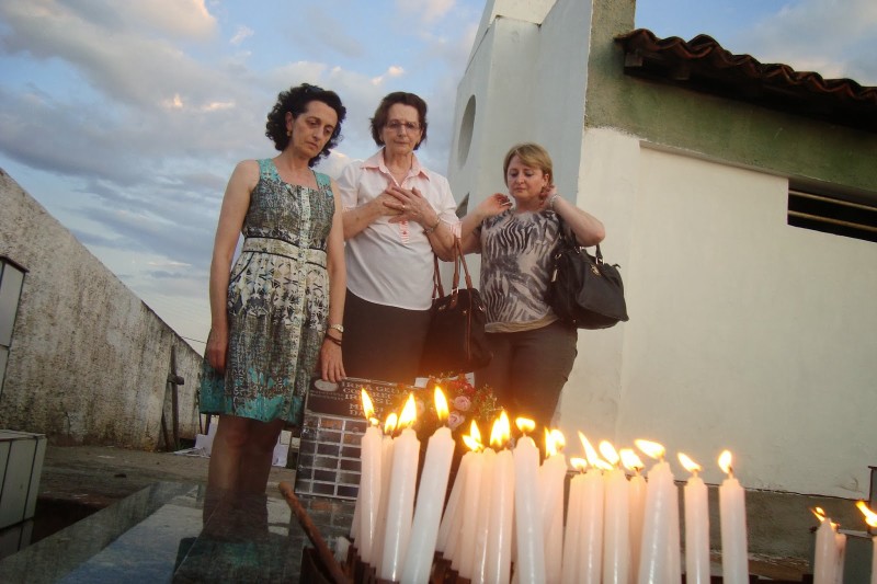 Um dos túmulosm mais visitado no Cemitério de Paraibano é da missionária Irmã Gema. Na foto, Alvanete e Luiza, irmãs de Irmã Gema e a sobrinha Meire Fardo visitando o túmulo de Irmã Gema no Cemitério de Paraibano. Foto Arquivo Leo Lasan