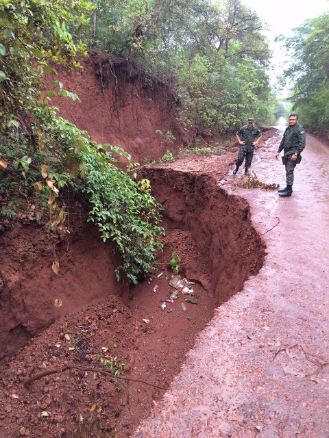 Em abril: Equipe do DEC do exército vai realizar uma intervenção na rodovia para desviar o curso da água e fechar o buraco para conter a erosão. Foto: Divulgação