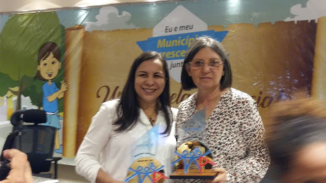 Prefeitas: Iriane Gonsalo de Pastos Bons e Aparecida Furtado de Paraibano com o prêmio. Foto: Bira da Rádio.