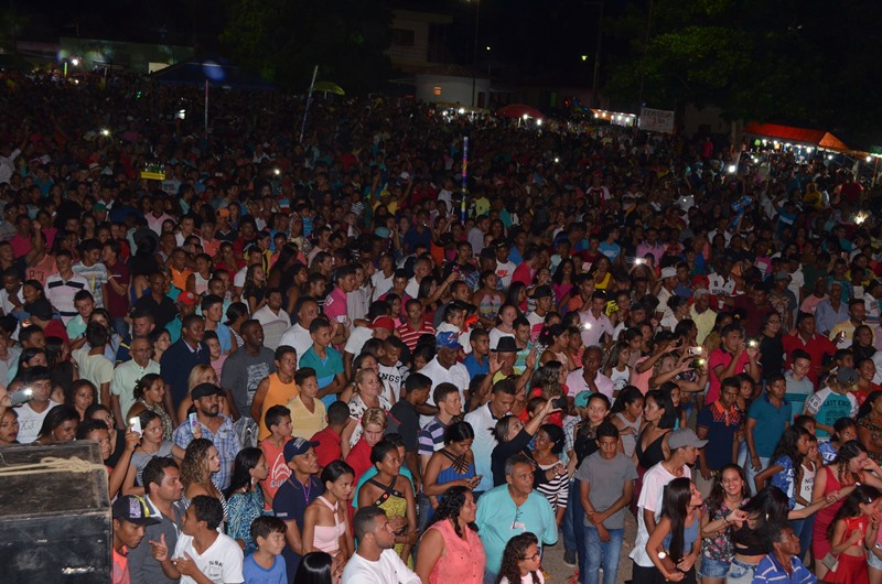 Povão na praça durante show da Gordinha.