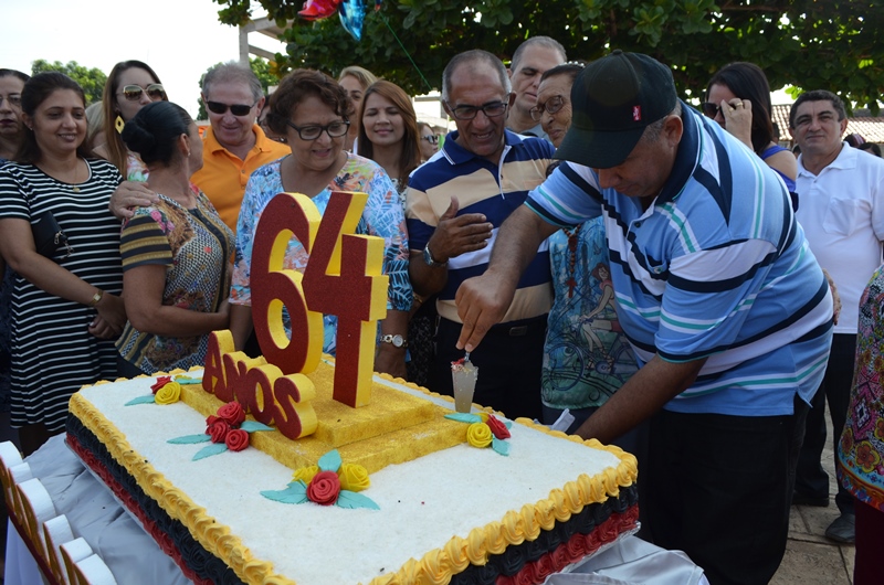 Prefeito Zé Hélio cortando o bolo de 64 anos da cidade. Foto:Leo Lasan