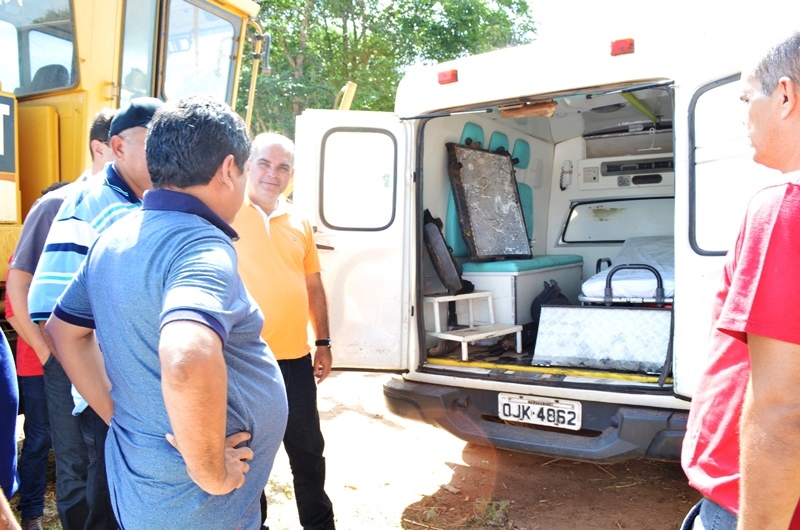 Ambulância deteriorada e sem motor. Márcio Jerry olha desolado.