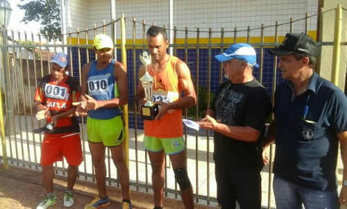 Atletas vencedores da Maratona com secretario de esporte zé Williams e secretário adjunto José Alberto. foto Lolinha.
