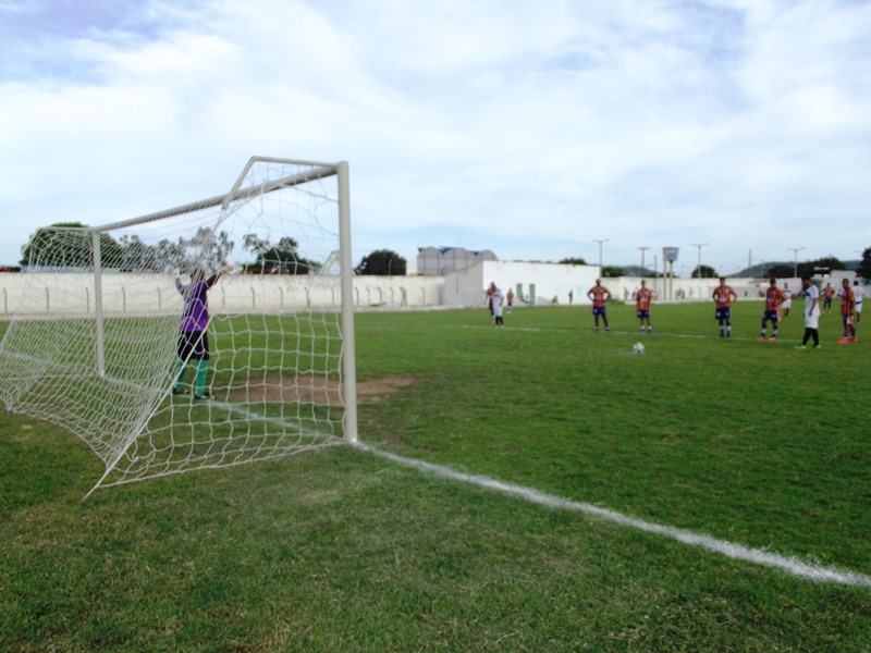 Penalti. Vinicius converte para a Seleção de São Francisco.