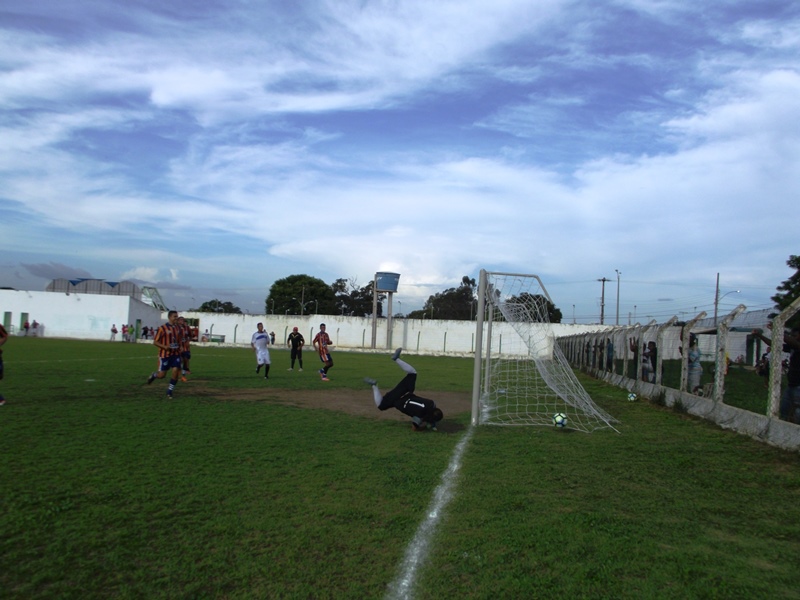 Goleiro André pula igual gato para evitar gol.