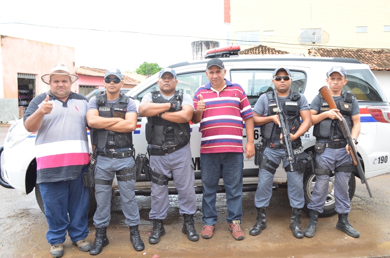 Zé Hélio no meio dos PMs e do irmão Almiran convidando as famílias a apoiarem o Carnaval.