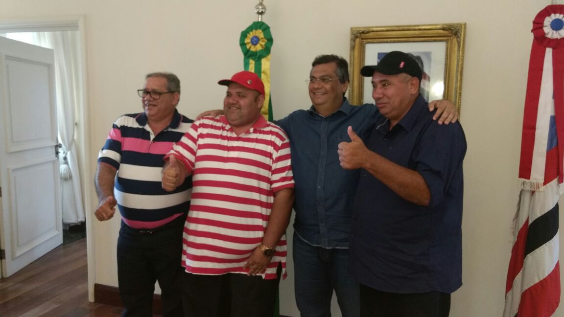 Prefeitos e os irmãos com governador.