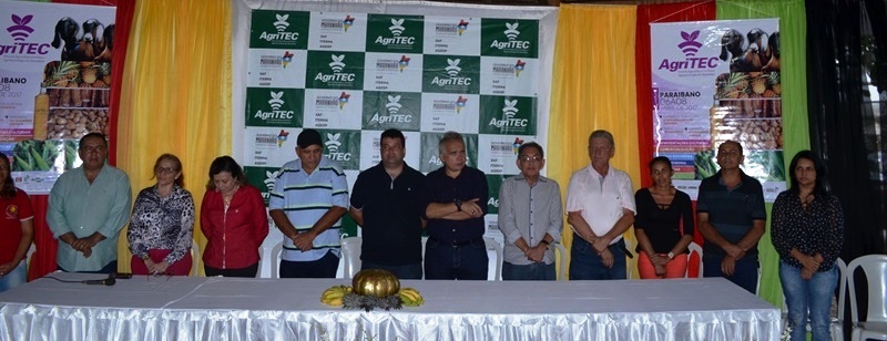 Secretário de agricultura entre o prefeito Zé Hélio e Júlio César presidente da AGERP. foto:Leo Lasan.