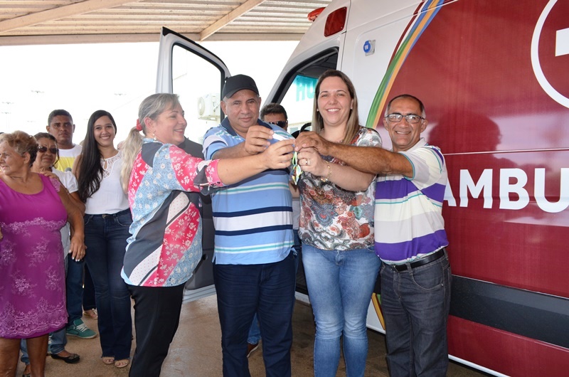 Diretora do Hospital Rosilene Guerra, Zé Hélio, secrestária de saúde Bethânia Camargo e vice-prefeito Chico do Zé Veado na entrega da chave da ambulância no Hospital de Paraibano. Foto:Lasan