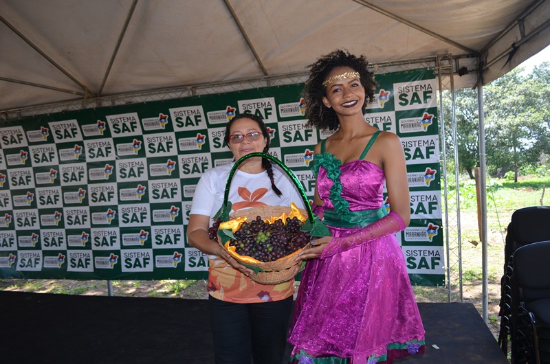 Rosa Maria e Brenda Brito rainha da uva e Sucupira do Norte. Foto: Leo Lasan