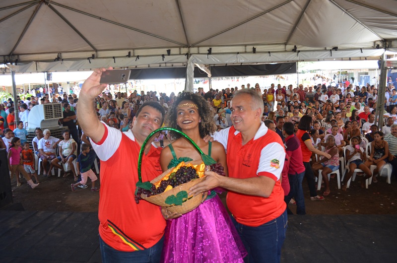 Secretário Adelmo em self com rainha da uva.