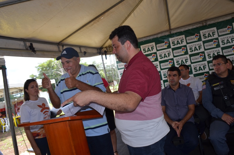 Zé Hélio e Adelmo Soares assinando benefícios para os agricultores.