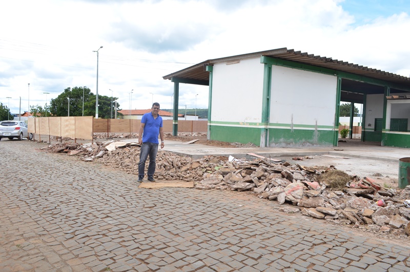 Vereador vistoriando andamento da obra na Rodoviária.