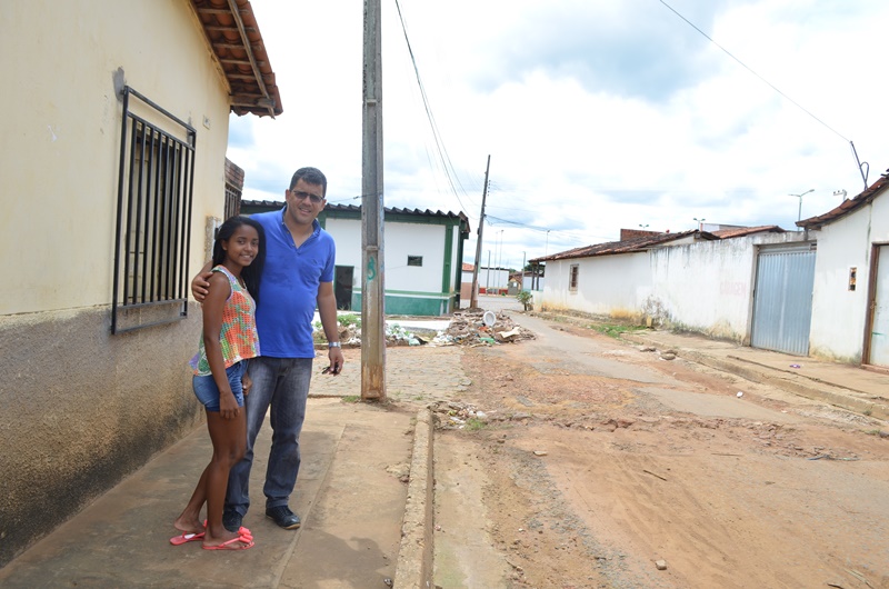 Jovem pedindo reforma da Rua por trás da Rodoviária.