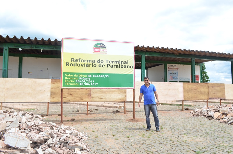 Vereador vistoriando reforma da Rodoviária.