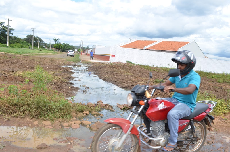 Esgoto próximo a escola no Residencial.