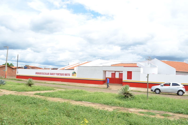 Escola Darcy Furtado-Residencial. Praça precisando de manutenção