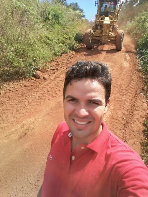 Vereador Ricardo Xavier conferindo reapros nas estradas.