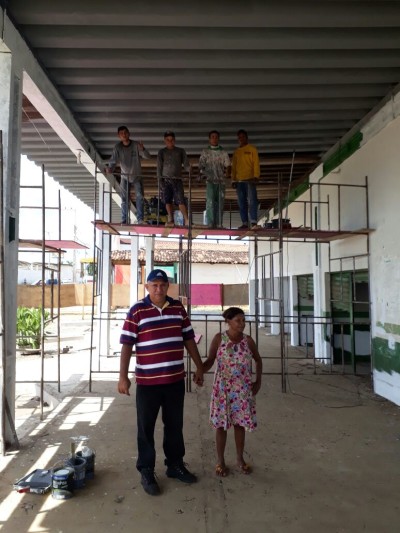 Prefeito Zé Hélio e moradora durante visita na rodoviária.