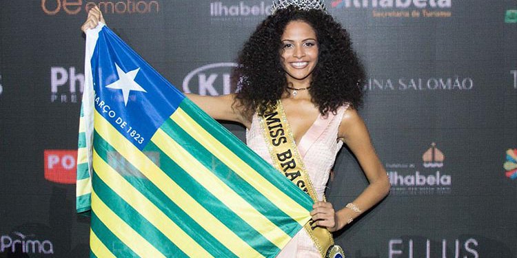 miss-brasil-monalysa-alcantara-com-a-bandeira-do-piaui.jpg.756x379_q85_box-0,26,750,401_crop