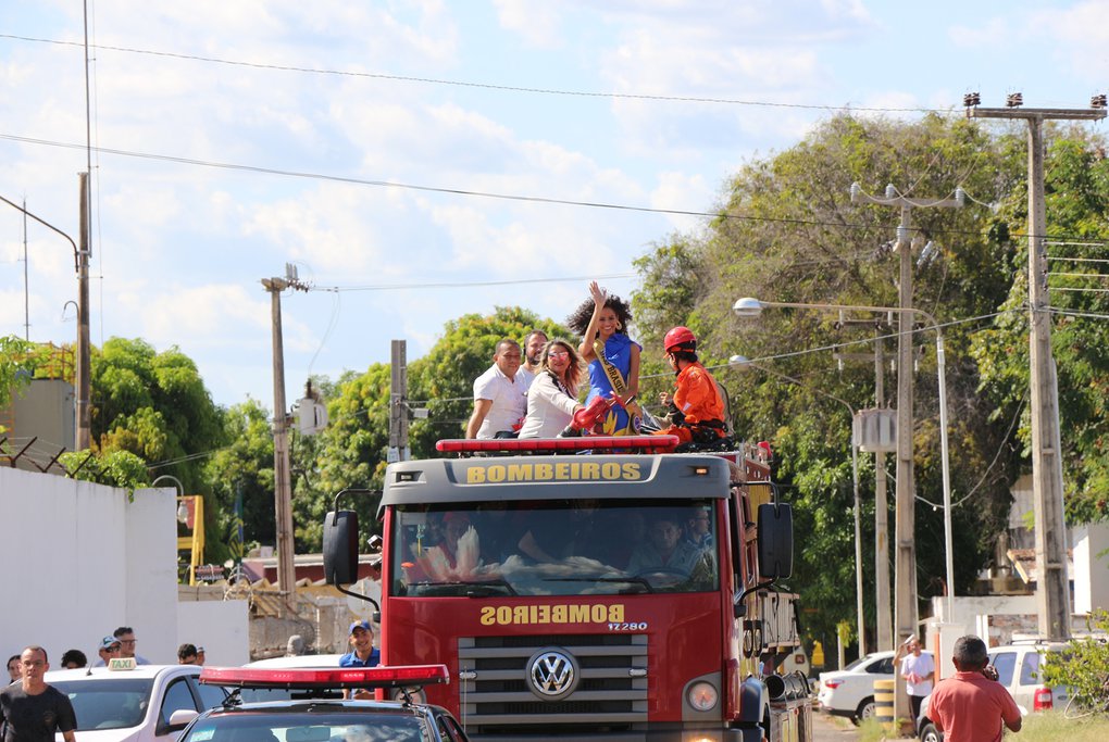 miss-no-carro-do-corpo-de-bombeiros_m6vdHUt.JPG.1020x683_q85_crop