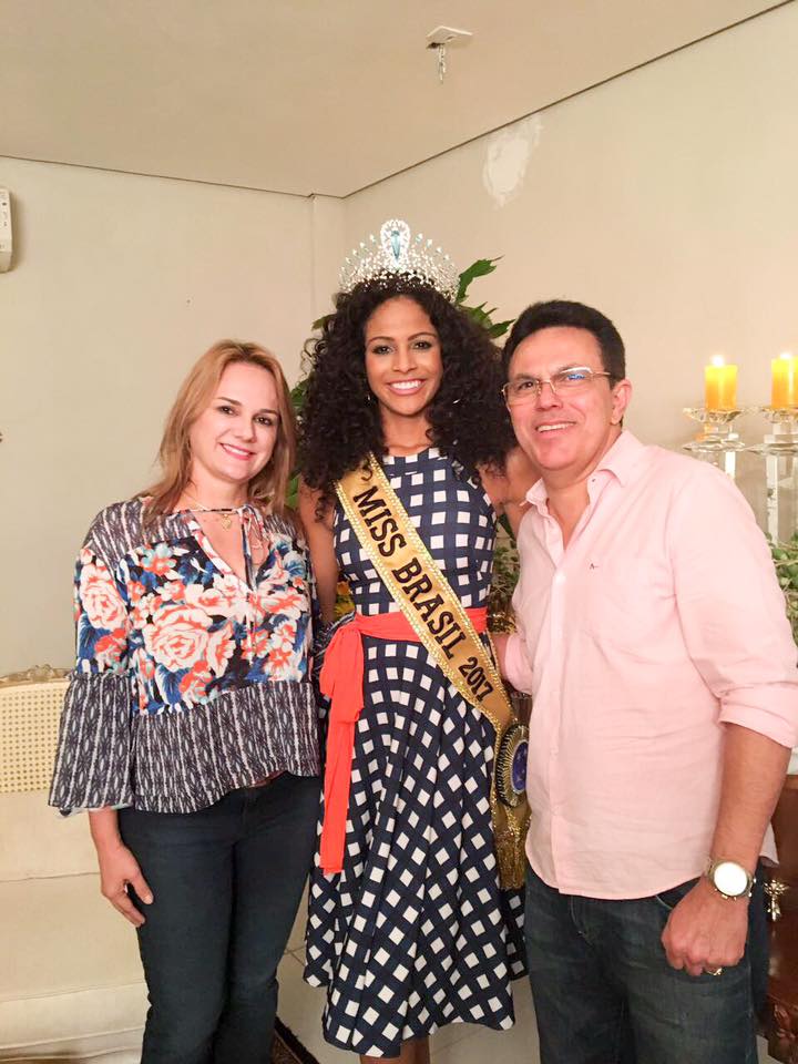 O paraibanense Zé Santana (Ribinha) com a esposa Ana Paula e a Miss Brasil.