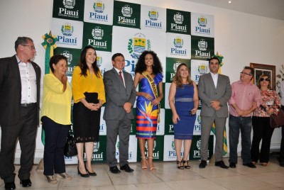 monalysa-alcantara-sendo-recepcionada-pelo-governador.jpg.1020x683_q85_crop