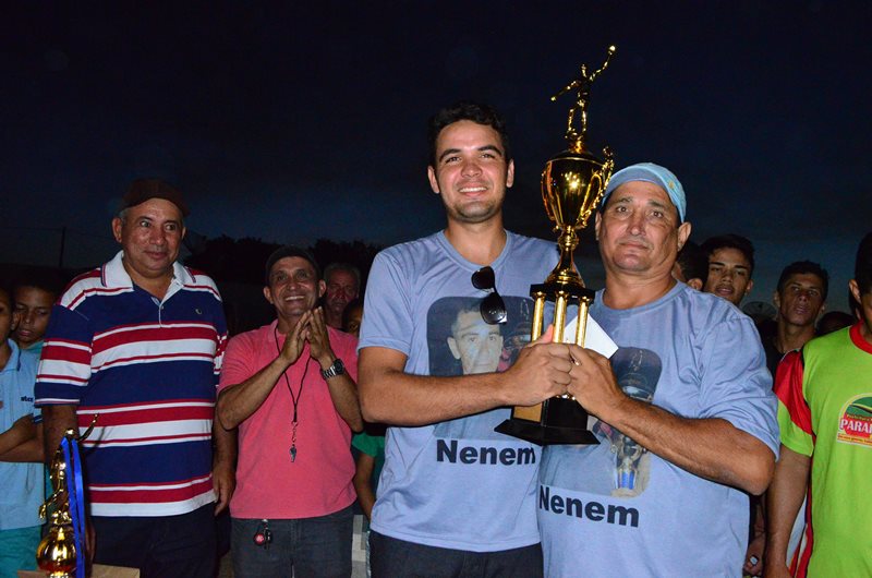 Prefeito observa o vereador Ricardo Xavir e o técnico Antonio Luis do Poço Verde erguer a taça de campeão.