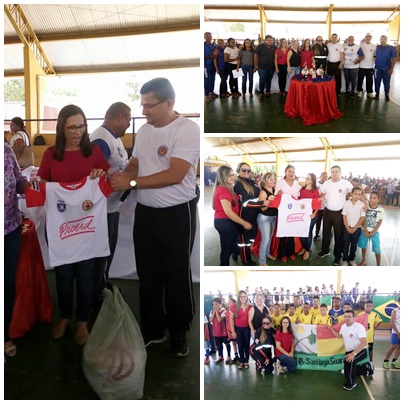 Prefeita Gilvana recebe das mãos do Ten.Cel. Emerson, camiseta do PROERD